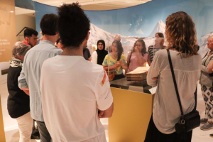 Wissam en Jeffrey bezoeken samen met andere buddy’s van Vlucht Voorwaarts het Drents Museum