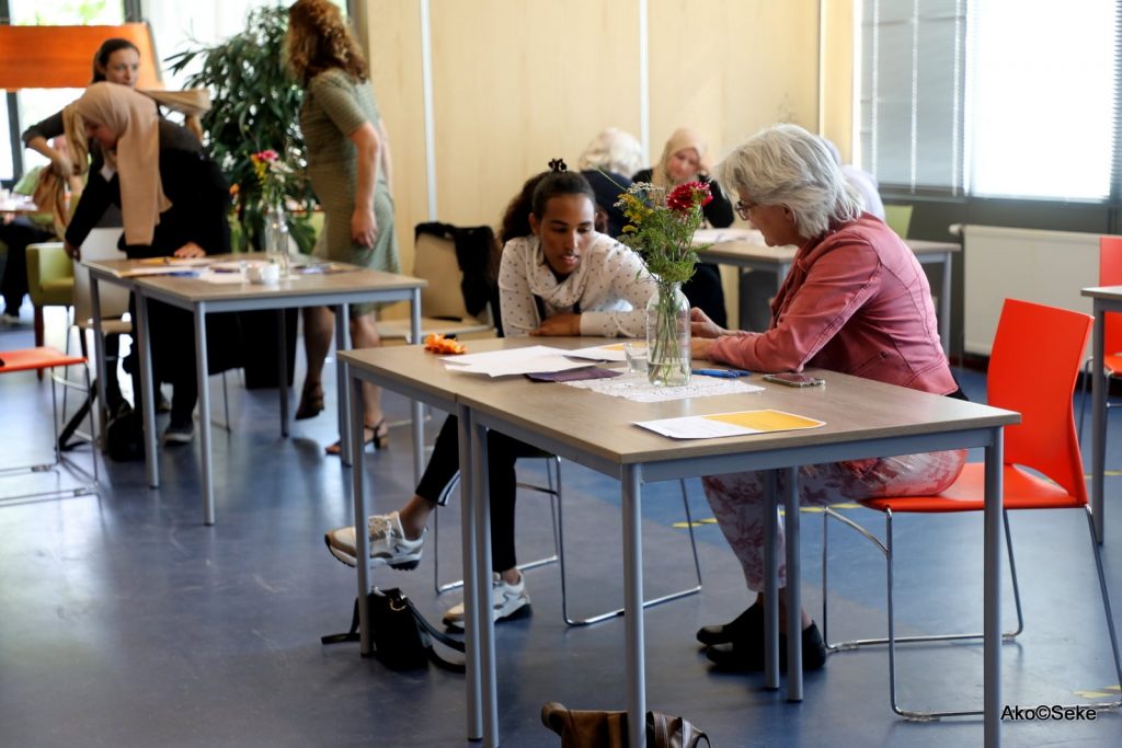 Twee vrouwen uit andere culturen praten met elkaar.